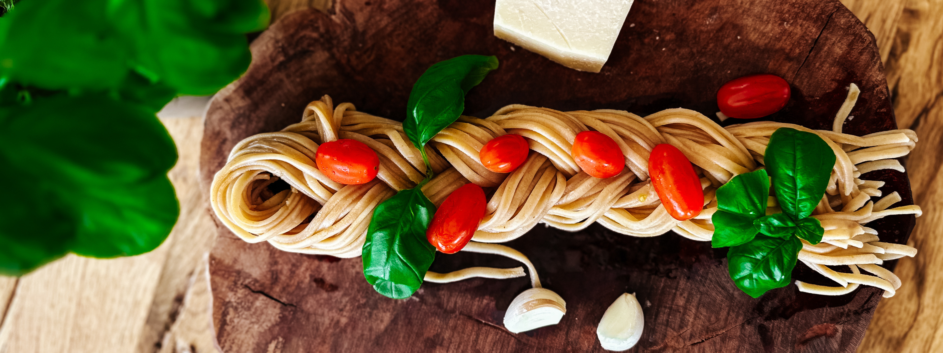 Spaghetti Zopf mit Tomatini aglio olio: Ein leichtes und köstliches vegetarisches Gericht
