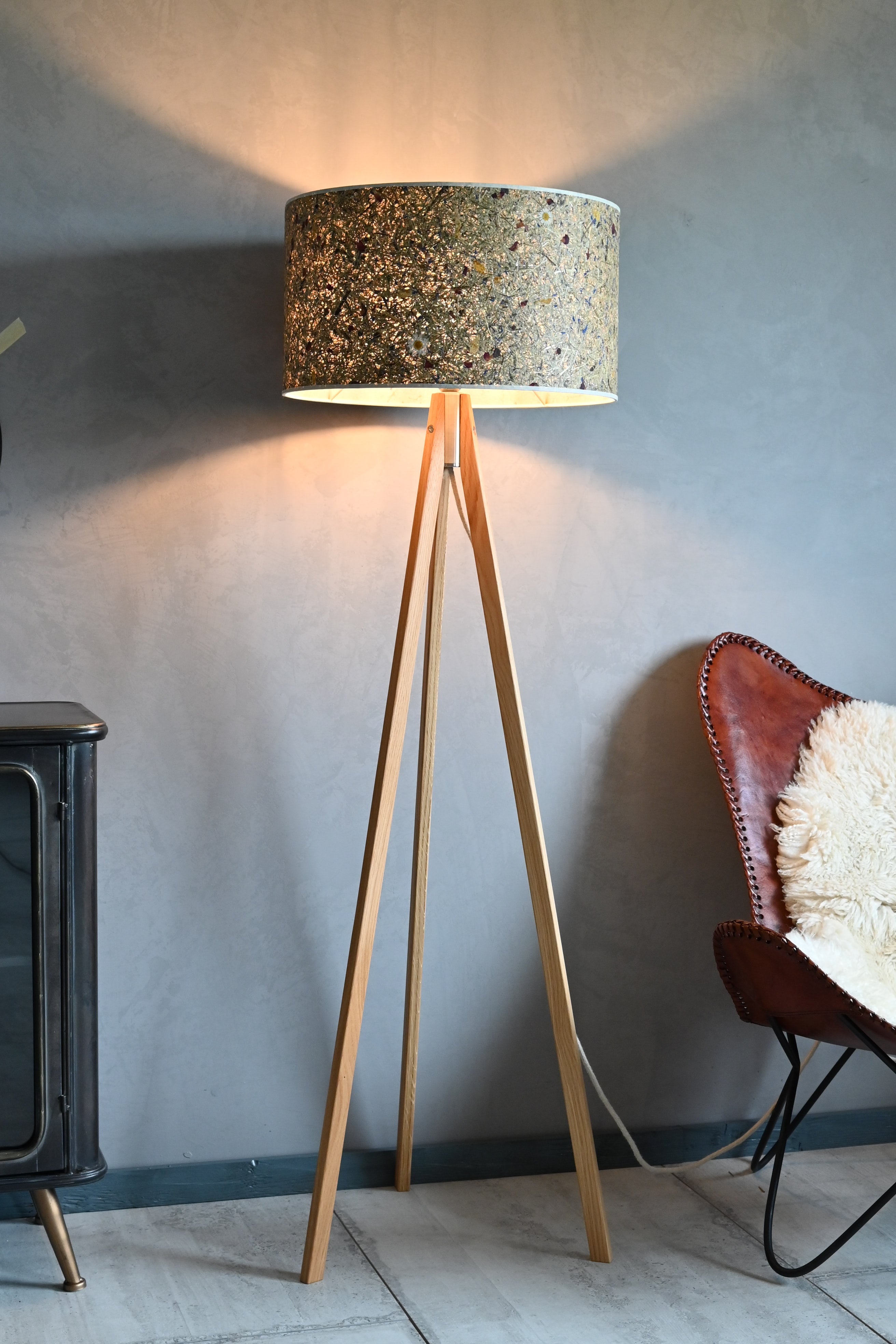 Stehlampe Ligno Almwiese - Fuß Eiche - Dreibeinstehleuchte - LeuchtNatur