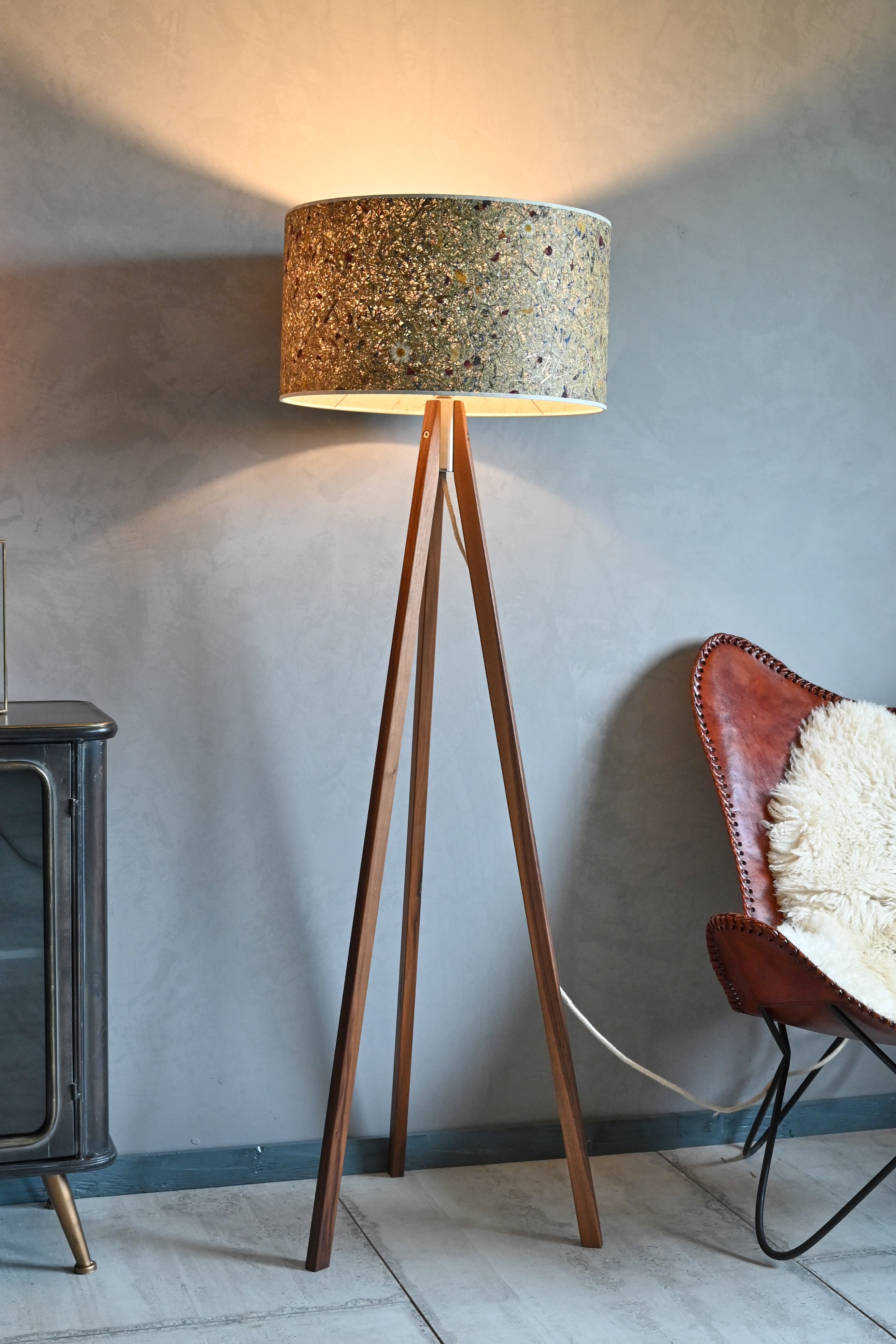 Stehlampe Ligno Almwiese - Fuß Nussbaum - Dreibeinstehleuchte - LeuchtNatur