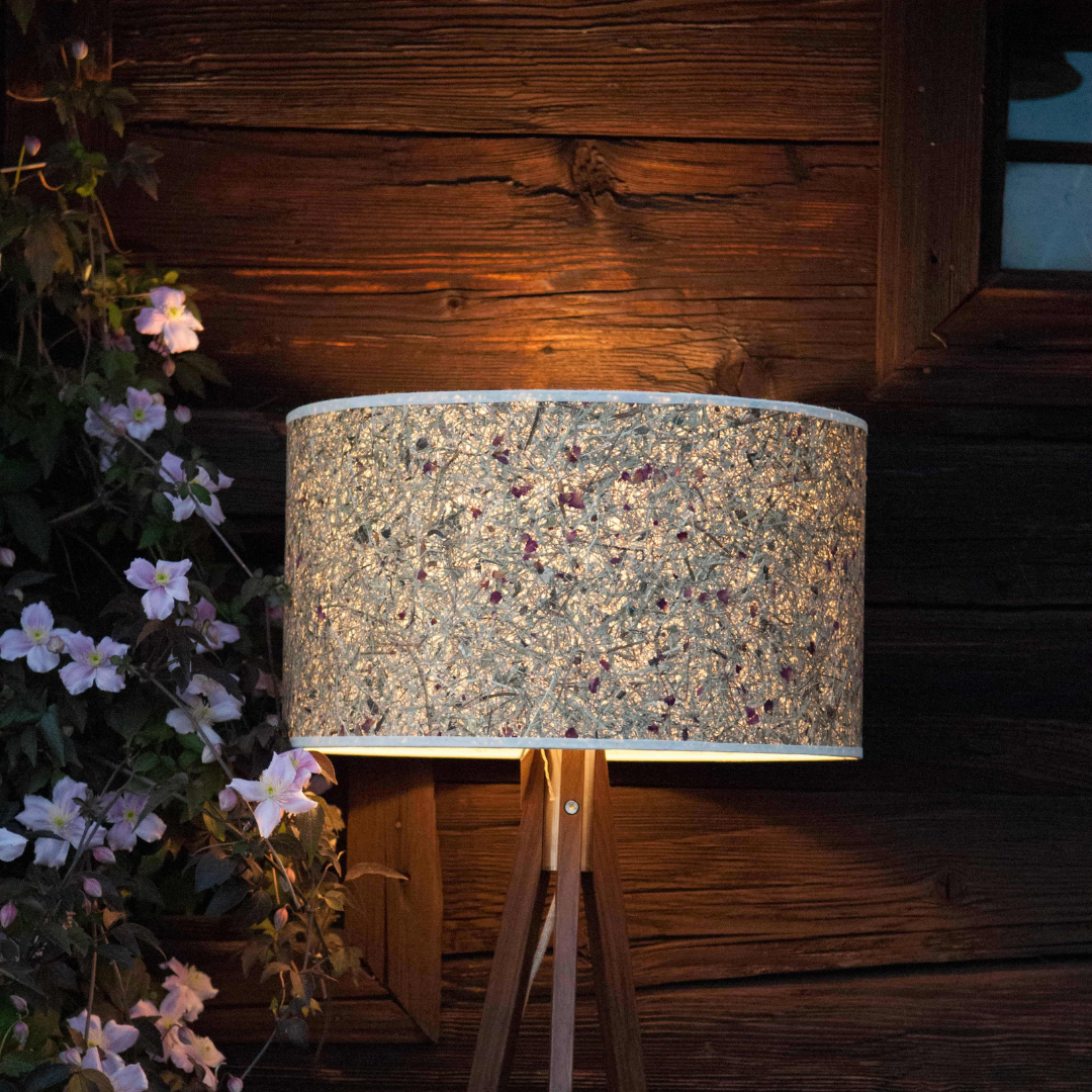 Stehlampe Ligno Rosenblüte - Fuß Nussbaum - Dreibeinstehleuchte - LeuchtNatur