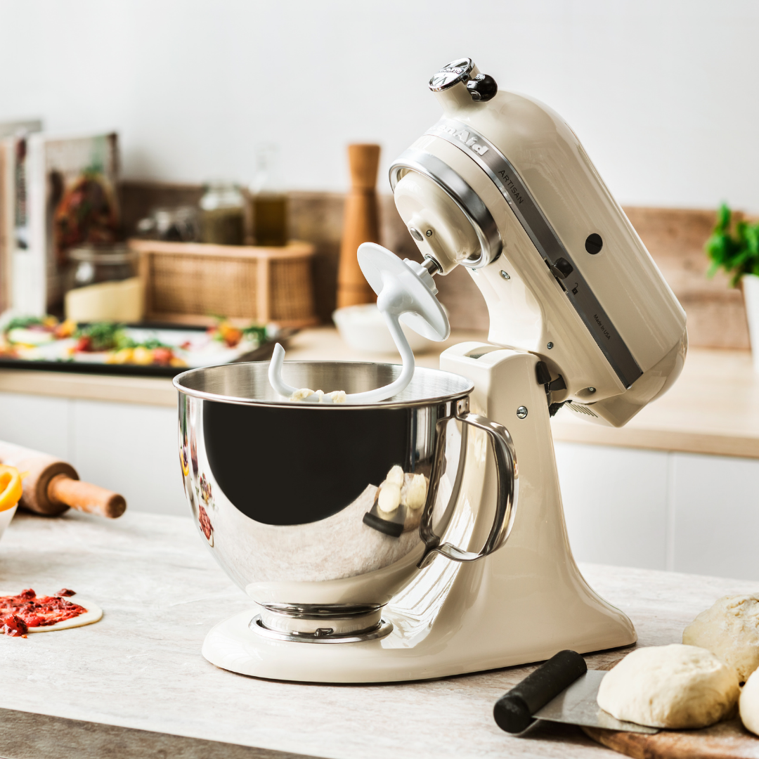 KitchenAid 4,7 l Artisan CREME inkl. Eismaschine und Motel a Mio Geschirr-Set