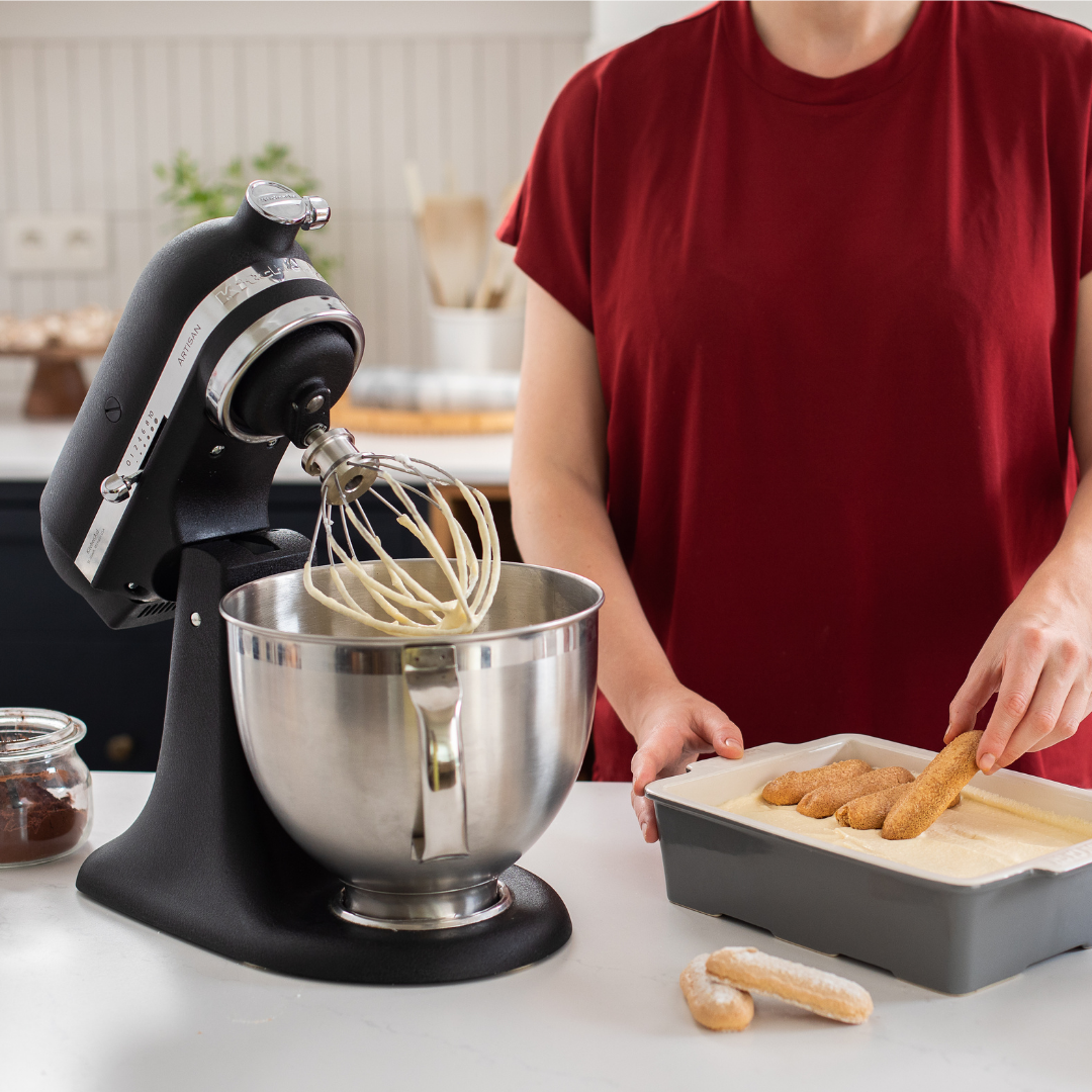 KitchenAid 4,7 l Artisan ONYX SCHWARZ inkl. Eismaschine und Motel a Mio Geschirr-Set